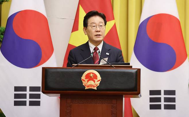 이재명 대통령이 22일(현지시간) 베트남 하노이 주석궁에서 열린 또 럼 서기장 겸 국가주석과의 공동언론발표에서 발언하고 있다. (사진=연합뉴스)