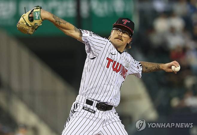 15일 잠실야구장에서 열린 2026 KBO 프로야구 롯데자이언츠와 LG트윈스 경기. 4회초 LG 선발 투수로 나선 웰스가 역투하고 있다. 사진=연합뉴스