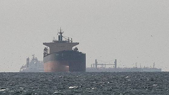 호르무즈 해협 인근에 정박 중인 화물선들. 〈사진출처=연합뉴스〉