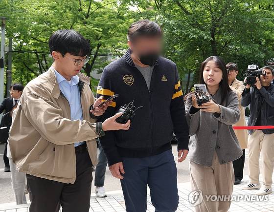 자본시장법 위반과 뇌물공여 혐의를 받는 유명 인플루언서 남편인 재력가 이모씨가 22일 서울 양천구 남부지법에서 열린 구속 전 피의자 심문(영장실질심사)에 출석하고 있다. 〈사진=연합뉴스〉