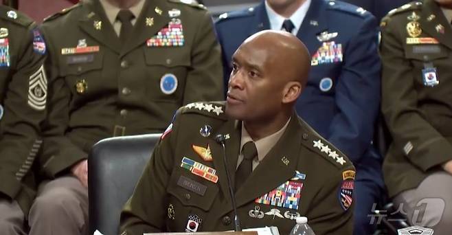 제이비어 브런슨 주한미군사령관이 21일(현지시간) 워싱턴DC 의회의사당에서 열린 상원 군사위원회 청문회에 출석해 의원 질의에 답변하고 있다.(미국 국방부 방송 캡처) 2026.04.21. ⓒ 뉴스1 류정민 특파원