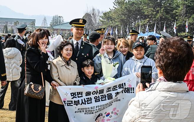 지난 3월 육군 26-1기 부사관 임관식에서 신임 부사관이 가족과 기념사진을 촬영하고 있다. 2026.3.26 ⓒ 뉴스1(육군 제공. 재판매 및 DB 금지)