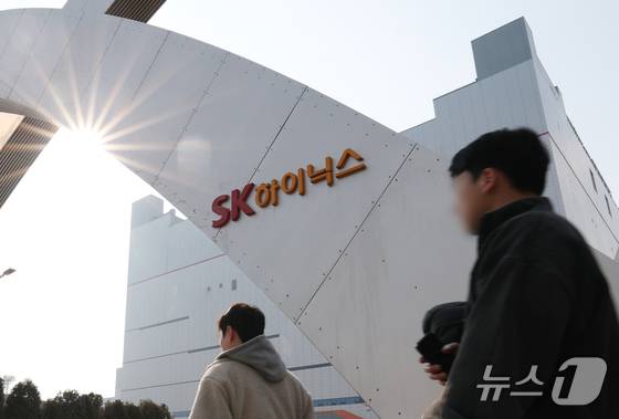 SK하이닉스 임직원들이 이천에 있는 본사로 출근하고 있다./뉴스1 김영운 기자