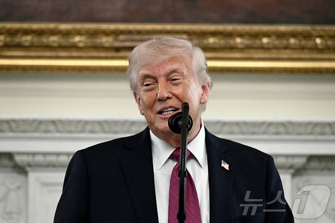 도널드 트럼프 미국 대통령이 21일(현지시간) 워싱턴DC 백악관에서 열린 NCAA 챔피언의 날 행사에서 연설하고 있다. 2026.04.21. ⓒ AFP=뉴스1