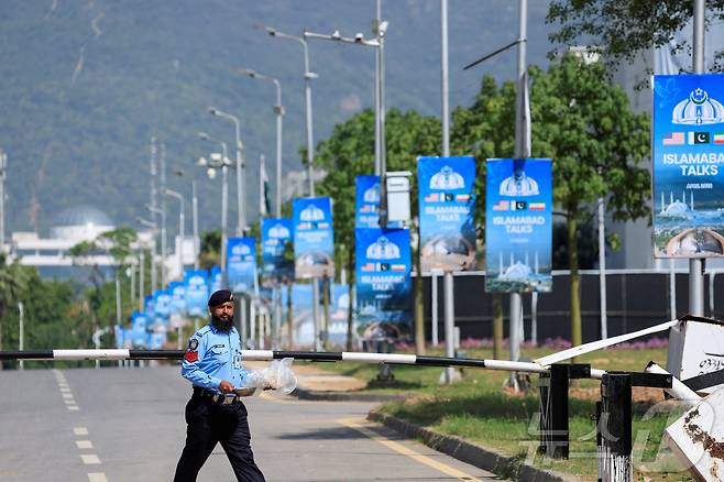 21일(현지시간) 미국·이란의 2차 평화협상 개최를 준비 중인 파키스탄 이슬라마바드에서 경찰관이 세레나 호텔 구내를 걷고 있다. 2026.04.21. ⓒ 로이터=뉴스1