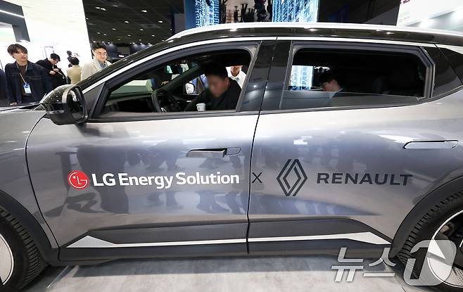 11일 서울 코엑스에서 열린 인터배터리 2026에서 LG에너지솔루션 부스를 찾은 사람들이 LG에너지솔루션 배터리를 탑재한 르노 전기차를 살펴보고 있다.  2026.3.11 ⓒ 뉴스1 최지환 기자