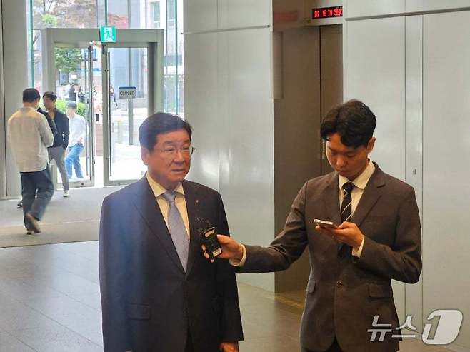 이찬희 삼성 준법감시위원회 위원장이 21일 서울 서초구 삼성생명에서 열린 4기 준범감시위원회 정례회의에 참석하기 전 취재진의 질문에 답하고 있다. 2026. 4. 21/뉴스1 원태성 기자