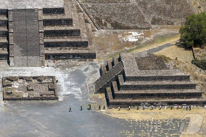 21일(현지시간) 멕시코주 테오티우아칸 유적지에서 발생한 총격 사건 이후 현장에서 조사 중인 감식 전문가들과 검찰청 관계자들의 모습을 보여주고 있다. 2026.04.21. ⓒ AFP=뉴스1