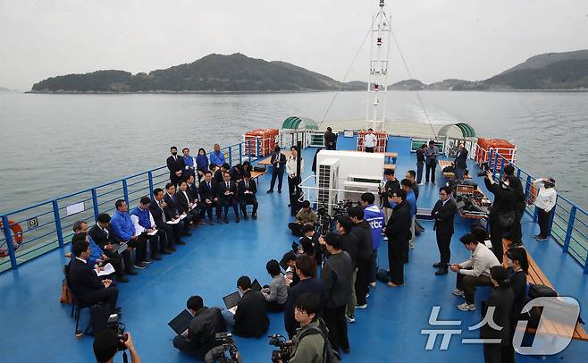 정청래 더불어민주당 대표가 22일 경남 통영 욕지도에서 통영시로 향하는 선박 위에서 열린 '욕지도 선상 최고위원회의'에서 발언을 하고 있다. 배 위에서 이뤄지는 현장 최고위는 이번이 처음이다. 2026.4.22 ⓒ 뉴스1 윤일지 기자