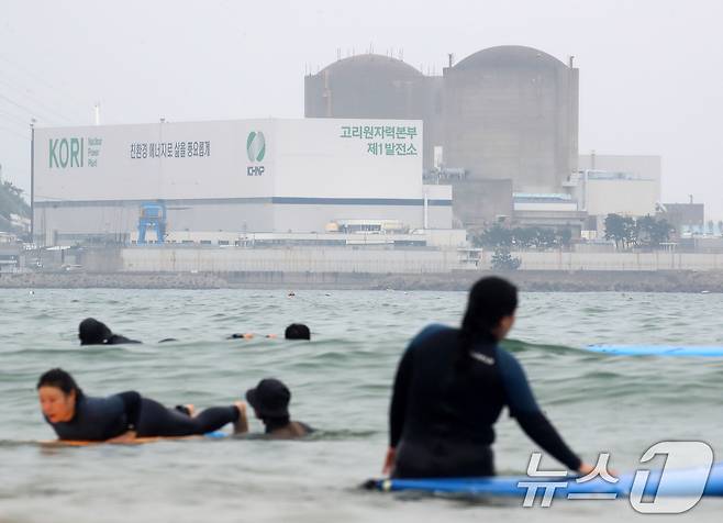 부산 기장군 장안읍 고리 2호기(왼쪽) 모습. 2025.9.25 ⓒ 뉴스1 윤일지 기자