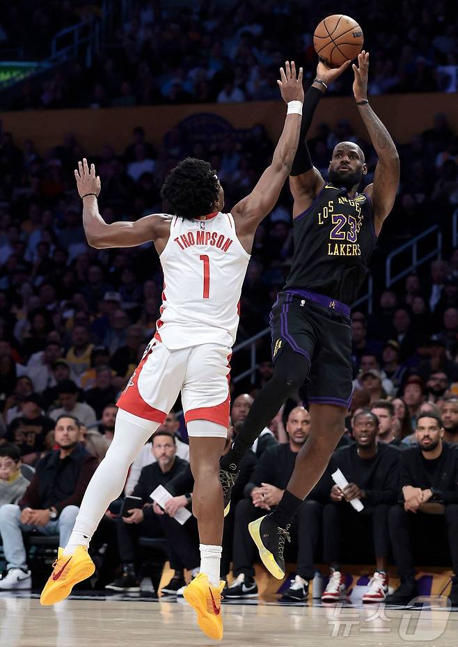 NBA 레이커스 제임스(오른쪽)가 22일(한국시간) 휴스턴과 경기에서 슛을 쏘고 있다.ⓒ AFP=뉴스1