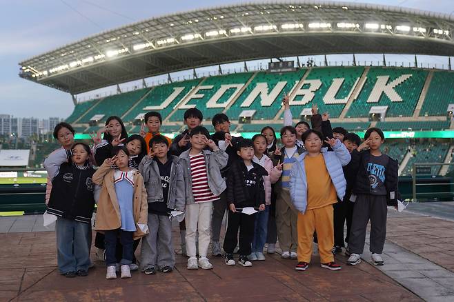 K리그1 전북현대가 도내 면 단위 작은 학교 학생들에게 친환경 수소버스를 제공, 경기 관람을 지원한다. (전북 제공)