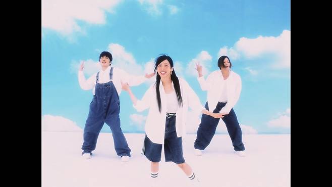 트라이앵글 '러브 이즈' 뮤직비디오 갈무리