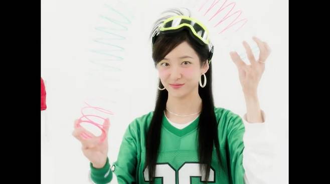 트라이앵글 '러브 이즈' 뮤직비디오 갈무리