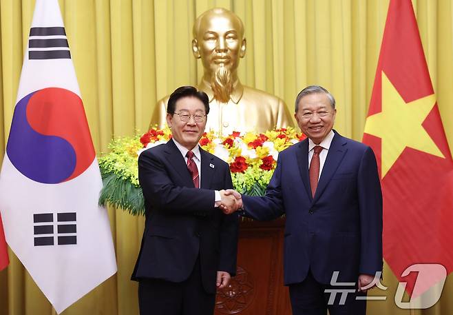 이재명 대통령과 또 럼 베트남 당서기장이 22일(현지시간) 하노이 주석궁에서 정상회담에 앞서 기념촬영을 하고 있다. 2026.4.22 ⓒ 뉴스1 이재명 기자