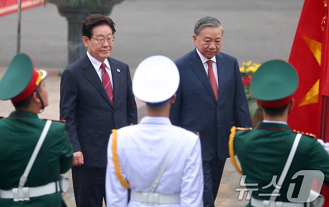 이재명 대통령과 또 럼 베트남 당서기장이 22일(현지시간) 하노이 주석궁 대정원에서 열린 국빈 방문 공식환영식에서 의장대를 사열하고 있다. 2026.4.22 ⓒ 뉴스1 이재명 기자