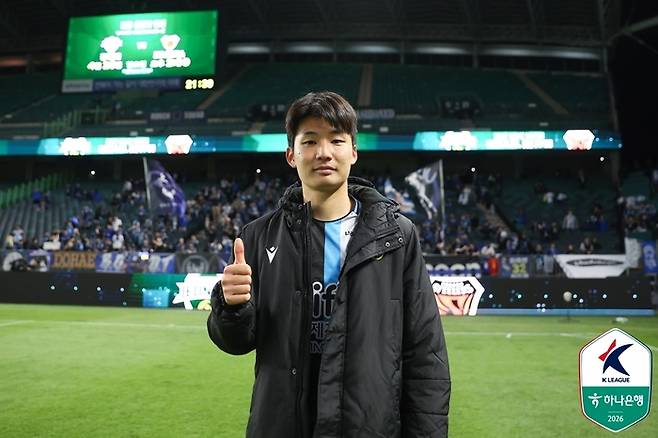 인천 이동률이 21일 전주월드컵경기장에서 전북을 이긴 뒤 사진 촬영에 임하고 있다. 제공 | 한국프로축구연맹