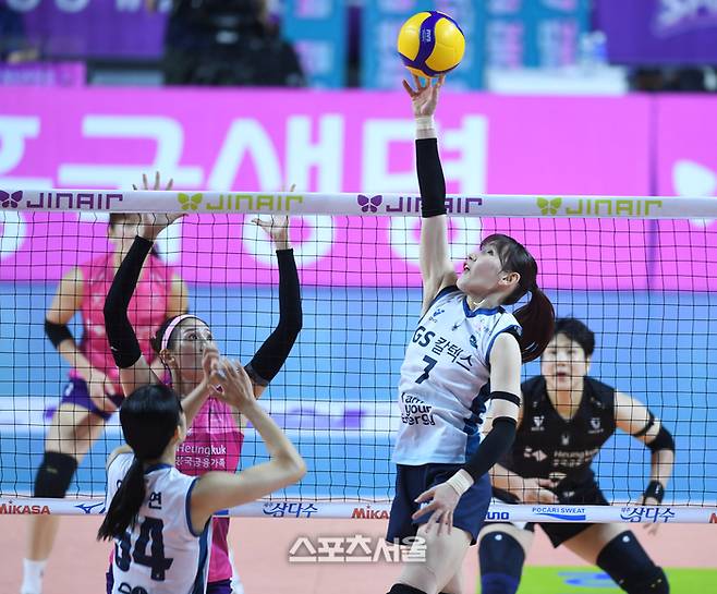 GS칼텍스 세터 안혜진이 20일 인천 삼산월드체육관에서 열린 2025~2026 V-리그 흥국생명과 경기에서 토스를 하고 있다.  2025. 11. 20. 삼산 | 최승섭기자 thunder@sportsseoul.com