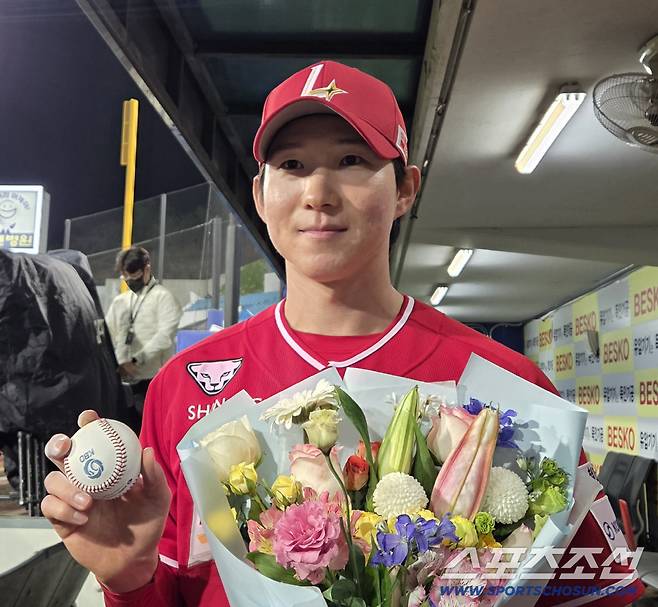 SSG 박성한이 21일 대구 삼성전 19경기 연속 안타에 성공하며 '개막전 이후 연속 경기 안타' 신기록을 세웠다. 경기 후 기념구와 함께 기념 사진 포즈를 취한 박성한. 대구=한동훈 기자