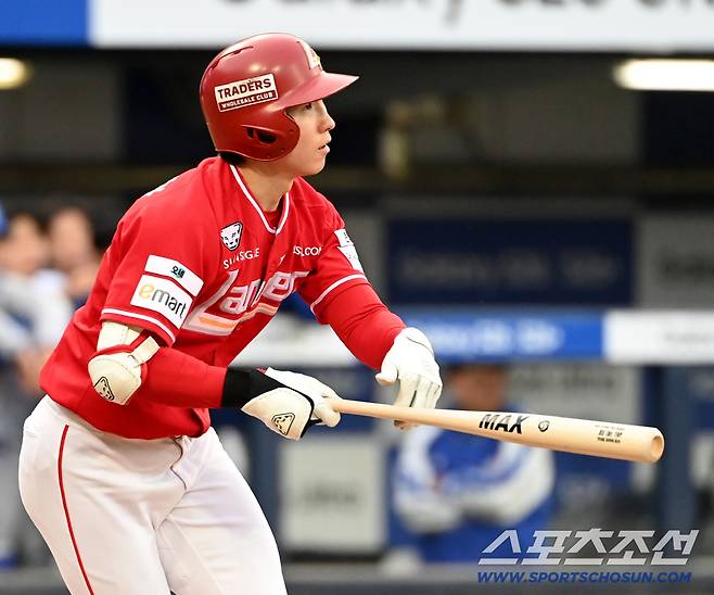 21일 대구삼성라이온즈파크에서 열린 SSG와 삼성의 경기. 1회초 SSG 박성한이 안타를 치고 있다. 박성한은 이 안타로 개막 19경기 연속 안타, KBO리그 신기록을 작성했다. 대구=허상욱 기자wook@sportschosun.com/2026.04.21/