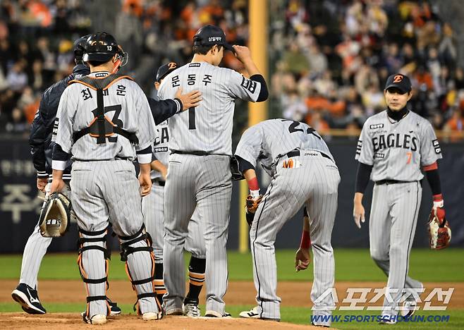 21일 잠실구장에서 열린 LG와 한화의 경기. 4회 수비 실책 이후 무너진 한화 선발 문동주가 마운드에서 내려오고 있다. 잠실=박재만 기자 pjm@sportschosun.com