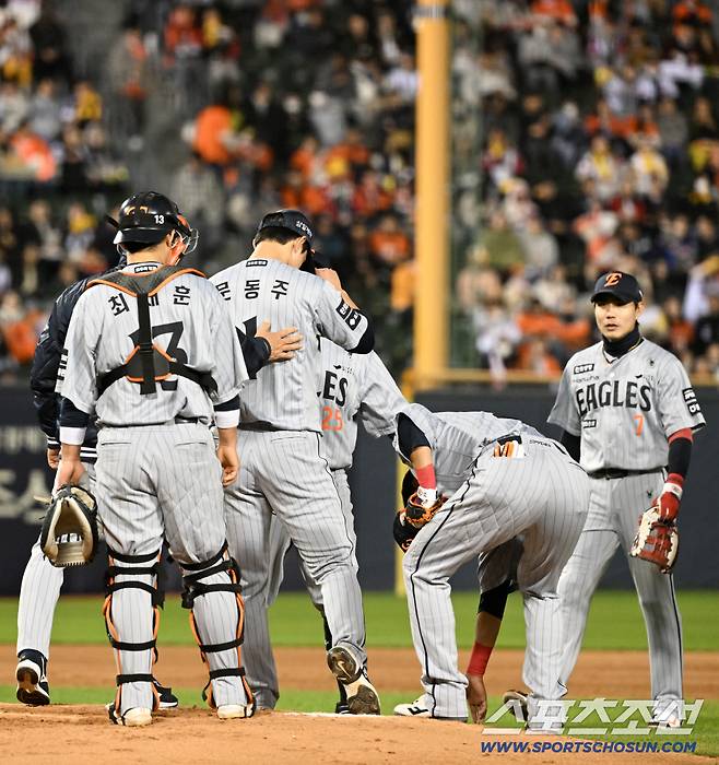 4회가 누구보다 아쉬웠던 문동주는 쉽사리 마운드에서 내려오지 못했다.