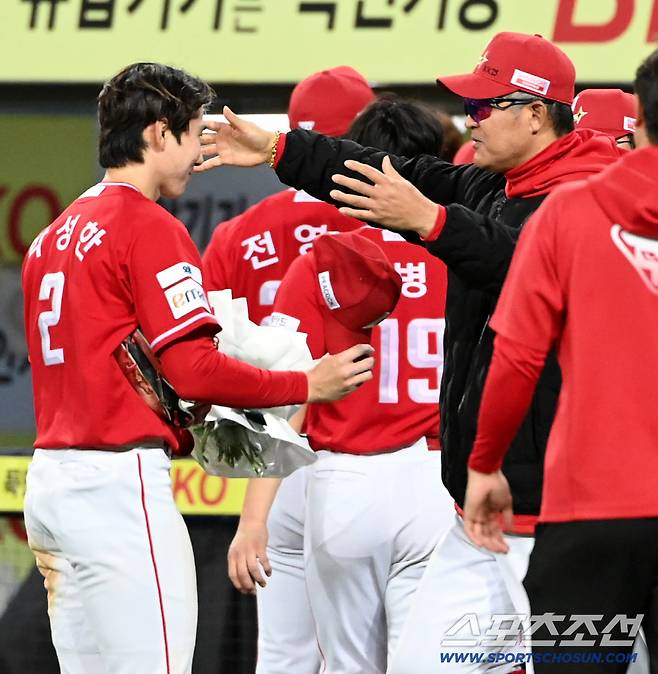 이숭용 감독이 박성한에게 개막 19경기 연속 안타 신기록을 축하하는 꽃다발을 전하며 포옹하고 있다. 대구=허상욱 기자