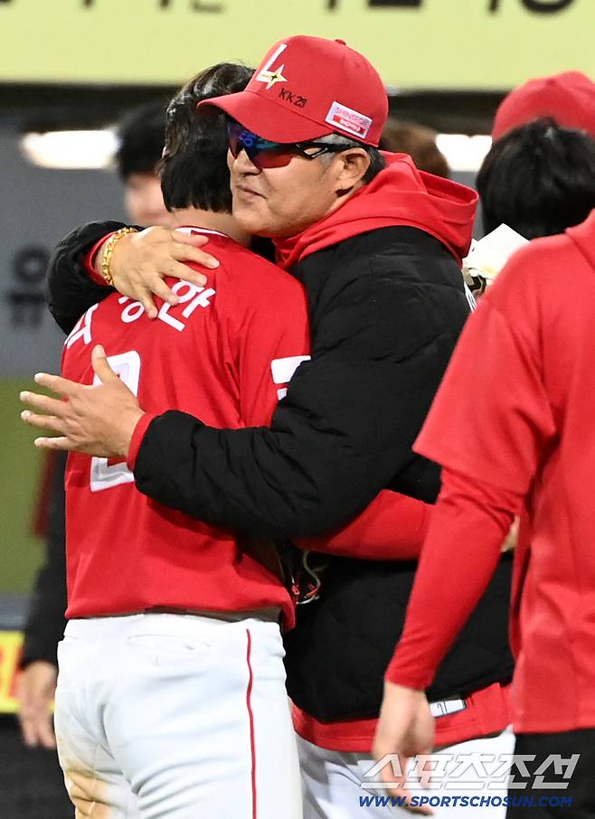 박성한에 뜨거운 포옹을 선사하는 이숭용 감독
