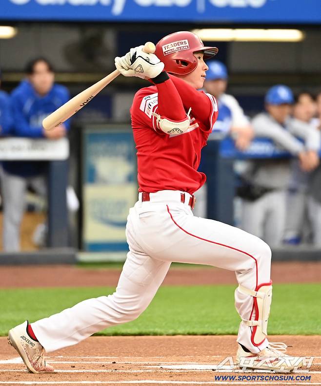 1회초 SSG 박성한이 안타를 치고 있다. 박성한은 이 안타로 개막 19경기 연속 안타, KBO리그 신기록을 작성했다.