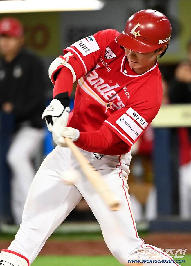 연장 10회초 2사 2루 박성한이 1타점 적시타를 치고 있다.