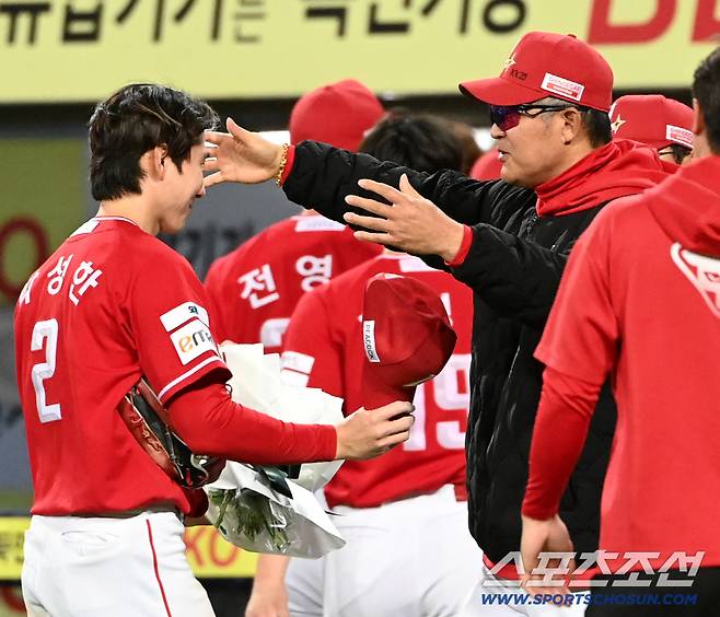 꽃다발을 전한 이숭용 감독이 두 팔을 벌려 보이고