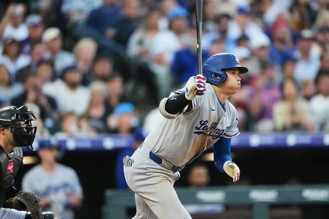 Los Angeles Dodgers' Shohei Ohtani breaks from the batter's box after connecting for a single off Colorado Rockies starting pitcher Jose Quintana in the third inning of a baseball game Monday, April 20, 2026, in Denver. (AP Photo/David Zalubowski)







<저작권자(c) 연합뉴스, 무단 전재-재배포, AI 학습 및 활용 금지>