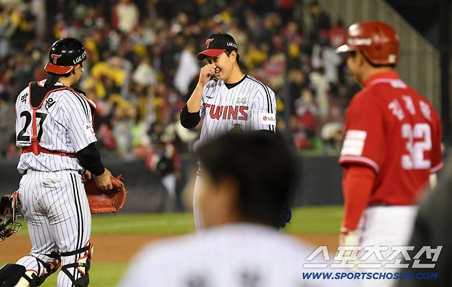 지난 11일 SSG전 9회 2사 김재환의 홈런성 타구가 잡히자 유영찬은 안도의 한숨을 내쉬었다.