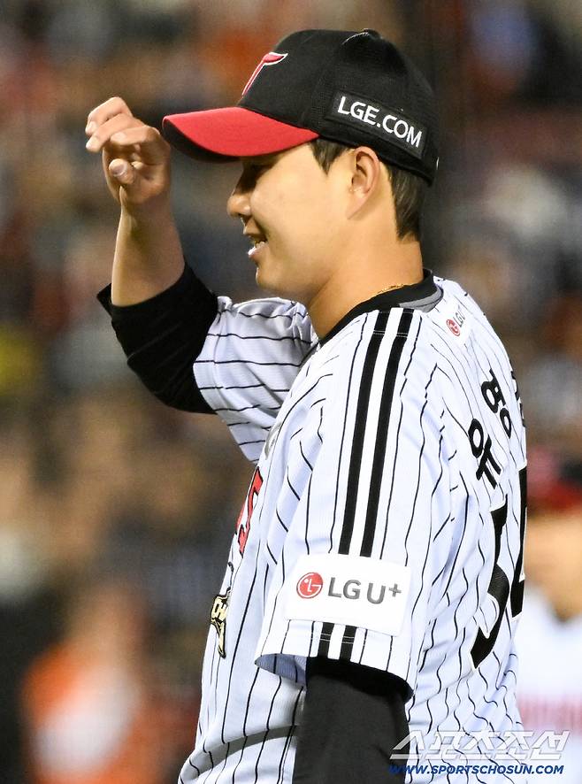 1점 차에도 웃을 수 있는 마무리 유영찬의 배짱.