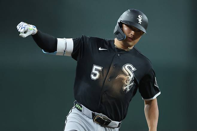 PHOENIX, ARIZONA - APRIL 21: Munetaka Murakami #5 of the Chicago White Sox rounds the bases after hitting a solo home run against the Arizona Diamondbacks during the second inning of the MLB game at Chase Field on April 21, 2026 in Phoenix, Arizona.   Christian Petersen/Getty Images/AFP (Photo by Christian Petersen / GETTY IMAGES NORTH AMERICA / Getty Images via AFP)

<저작권자(c) 연합뉴스, 무단 전재-재배포, AI 학습 및 활용 금지>