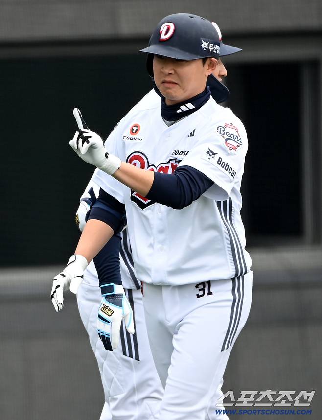 15일 이천베어스파크에서 열린 삼성과 두산의 시범경기. 1회말 무사 3루 두산 정수빈이 우월 선제 2점홈런을 치고 기쁨을 나누고 있다. 이천=허상욱 기자wook@sportschosun.com/2026.03.15/
