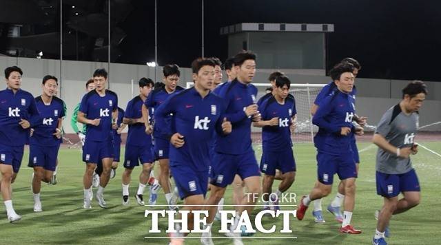 지난해 이라크 바스라에서 첫 훈련을 하고 있는 홍명보호 선수들./바스라=KFA