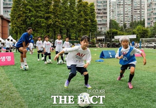 개혁신당 천하람 원내대표가 최근 공개한 자료에 따르면, 전국 212개 초등학교가 점심시간이나 방과 후에 운동장에서 축구를 못 하게 하고 있다고 밝혀 충격을 주고 있다. 사진은 지난해 'AIA생명 어린이 건강축구 프로그램 장면./AIA생명.뉴시스