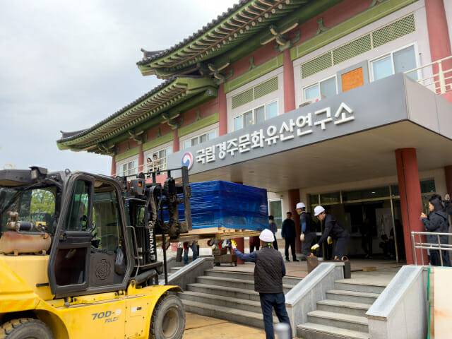 국가유산청, 신라 ‘말 갑옷·금동관’ 보존처리 착수.