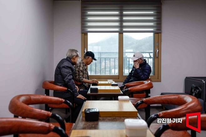 경기 용인시 한 노인복지주택에서 입주민들이 바둑을 두고 있다. 강진형 기자