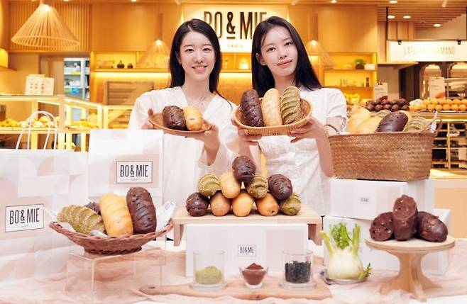 지난 21일 서울 서초구 신세계백화점 강남점 보앤미 매장에서 모델들이 비엔누아즈 신메뉴 5종을 소개하고 있다. 신세계푸드 제공