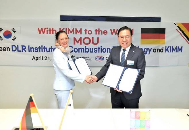 류석현 기계연 원장(오른쪽)이 21일 독일 항공우주연구소(DLR) 안케 코바 총괄 책임 소장(왼쪽)과 무탄소 에너지 기술 분야 국제공동연구 센터 구축을 위한 협약을 체결한 후 기념촬영을 하고 있다. 독일 항공우주연구소