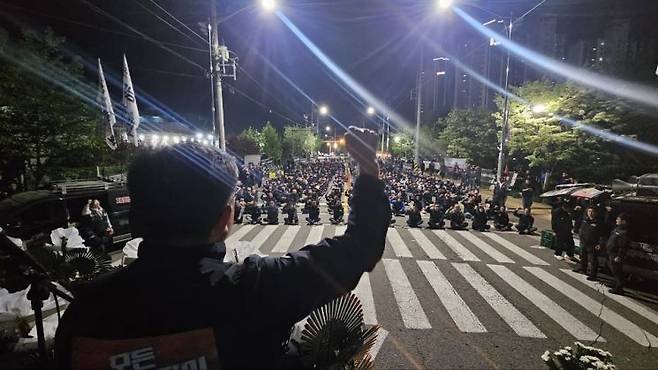 민주노총 공공운수노조 화물연대가 경남 진주시 정촌면 CU진주물류센터 앞에서 교섭 촉구 및 사상사고 관련 규탄 집회를 하고 있다. [사진제공=민주노총 공공운수노조 화물연대]