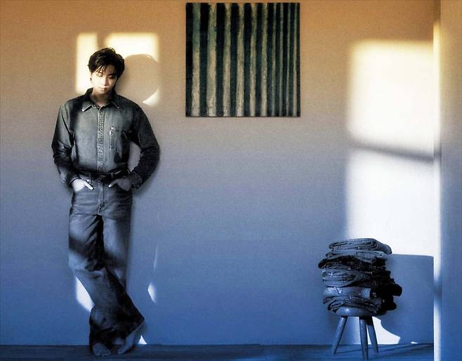 RM의 첫 솔로 앨범 아트워크. 윤형근 그림 ‘청색’이 벽에 걸려 있다. /샌프란시스코 현대미술관 홈페이지