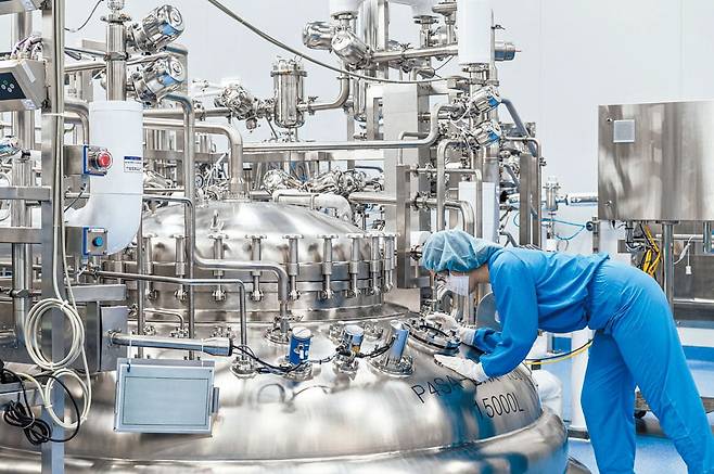 삼성바이오로직스 직원이 제4공장 배양기를 점검하고 있다.