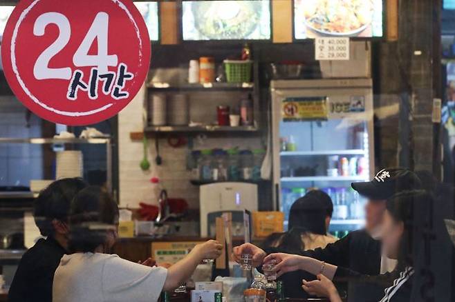 식당에서 시민들이 술잔을 부딪히고 있다.ⓒ뉴시스