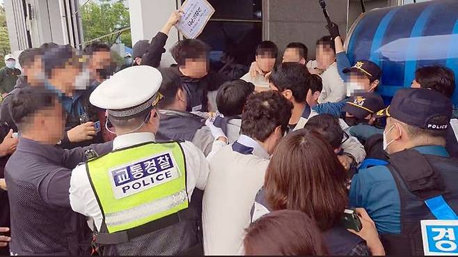 현대차 울산공장 정문에서 금속노조 조합원들과 보안요원이 충돌했다. ⓒ연합뉴스
