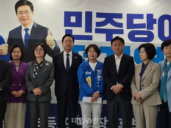 서울 영등포구청장에 출마한 정지영(가운데) 더불어민주당 여성국장이 22일 오후 서울 영등포에 위치한 한 빌딩에서 선거사무소 개소식을 개최했다. (왼쪽부터) 이수진·진선미 민주당 의원, 김두관 민주당 전 의원, 김영진·송옥주·백혜련 민주당 의원 ⓒ데일리안 김주훈 기자