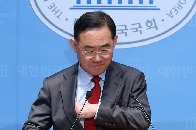 주호영 국민의힘 의원이 8일 서울 여의도 국회 소통관에서 현안 기자회견을 하기 위해 주머니에서 회견문을 꺼내고 있다.ⓒ뉴시스