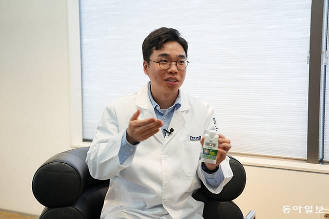 매일유업 MIC 뉴트리션연구소에서 메디컬 제품 연구개발과 균형 영양식 브랜드 ‘메디웰’을 담당하는 이치우 박사가 균형 영양식을 고를 때 주의할 점을 설명하고 있다.
이진한 의학전문기자·의사 likeday@donga.com
